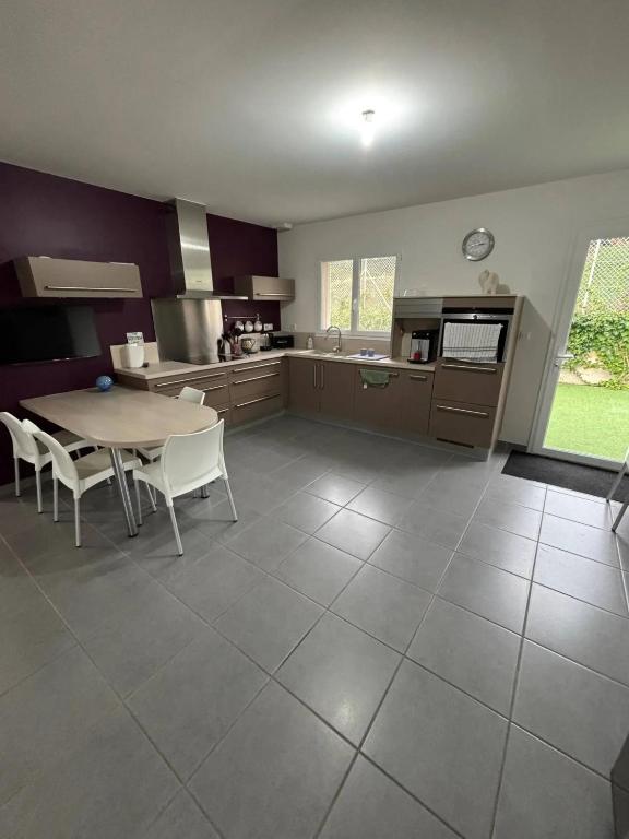 Maison spacieuse à Vernoux-en-Vivarais, jardin clôturé, 170 m² - Housity