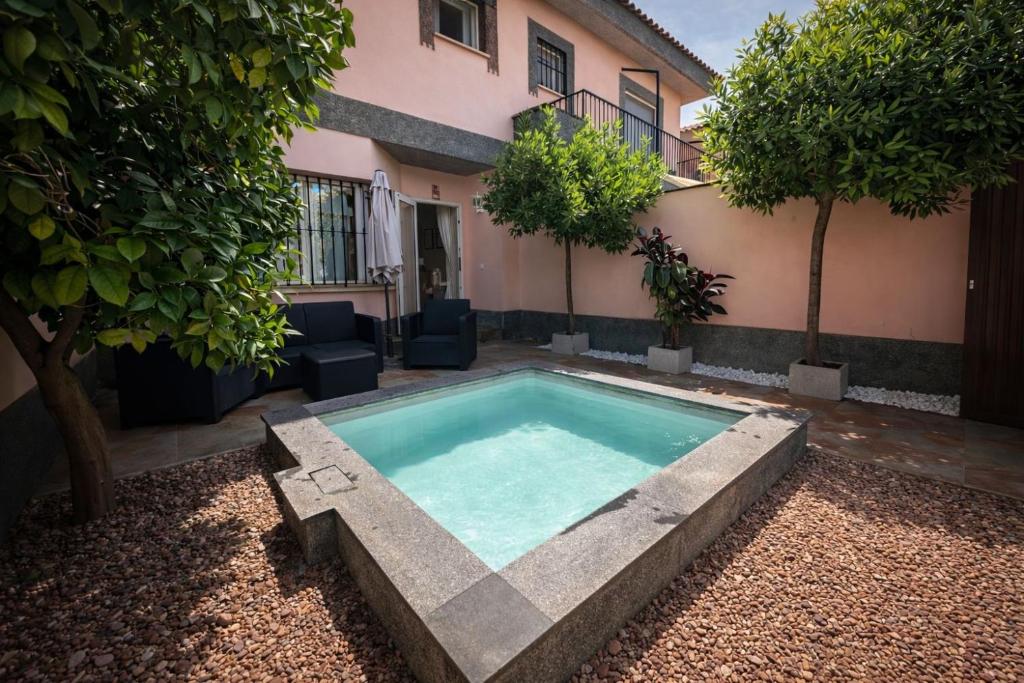 a swimming pool in the courtyard of a house at CERES Home Parking Gratis in Mérida