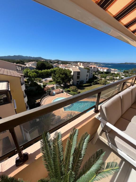 a balcony with a view of a swimming pool at TOUT A PIED Dernier étage Vue imprenable EST-SUD OUEST mer -plage 100m-box in Six-Fours-les-Plages