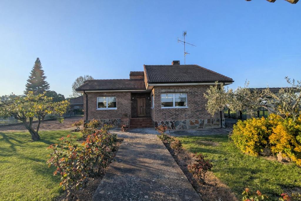 a house with a pathway leading to the front yard at Chalet en La Rioja para familias y grupos in Tricio