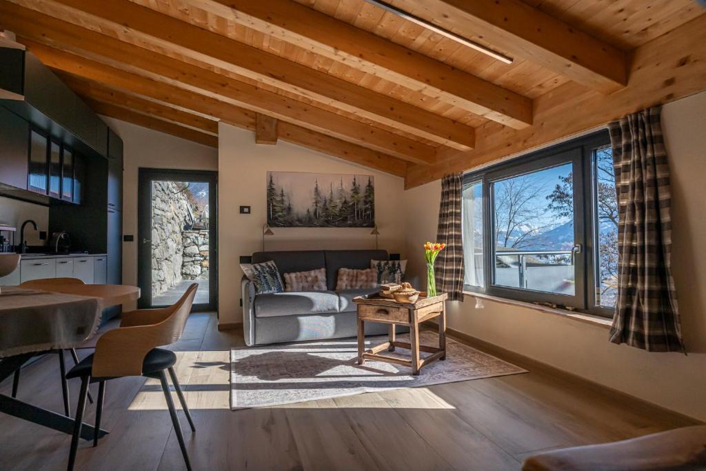 a living room with a couch and a table at Vigne en Ville in Aosta