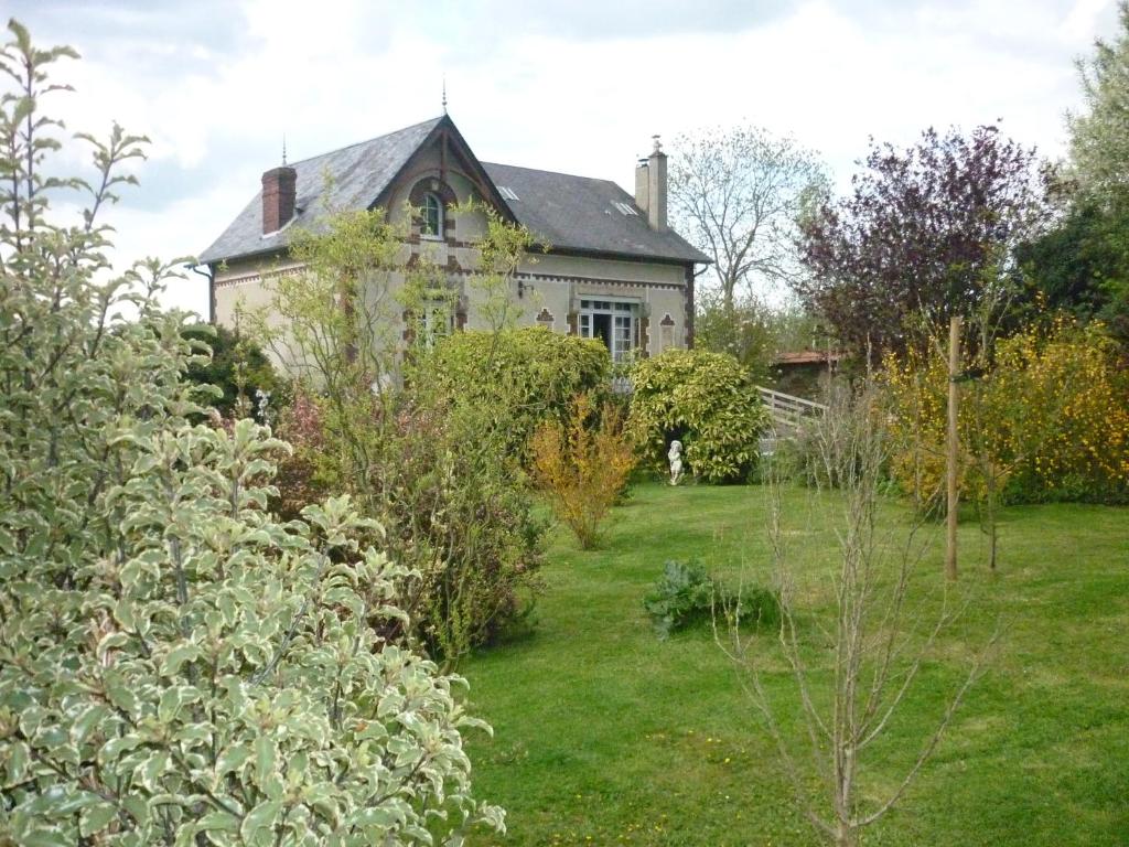 une maison ancienne avec un jardin en face dans l'établissement Les Champs de Tracy, à La Graverie