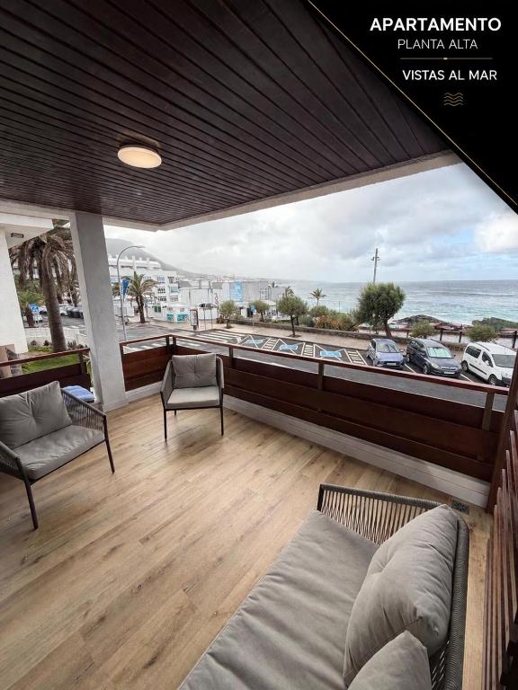 a room with a balcony with a view of the ocean at Rayo Verde-Vistas al mar in Punta del Hidalgo