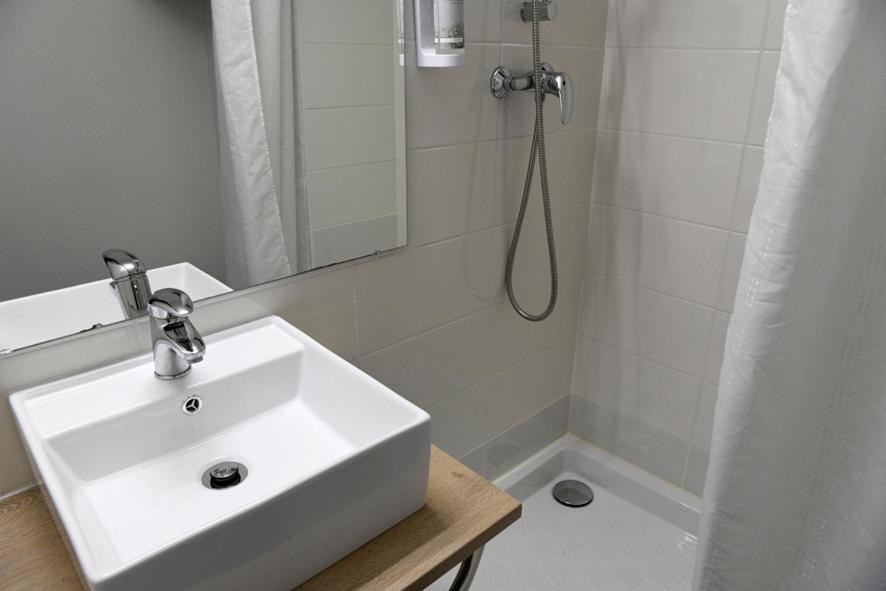 Brit Hotel Clermont-lʼHérault - Triple Room