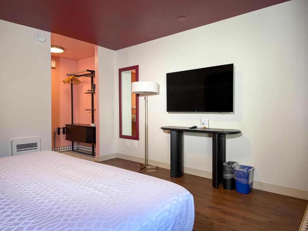 The Buxton, BW Signature Collection by Best Western - King Room - Interior Access/Non-Smoking