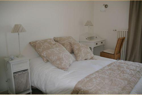 Postel nebo postele na pokoji v ubytování Hotel Le Suroit