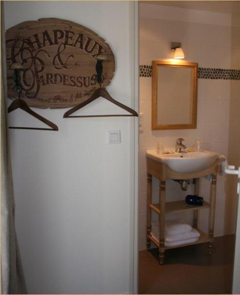 Koupelna v ubytování Hotel Le Suroit