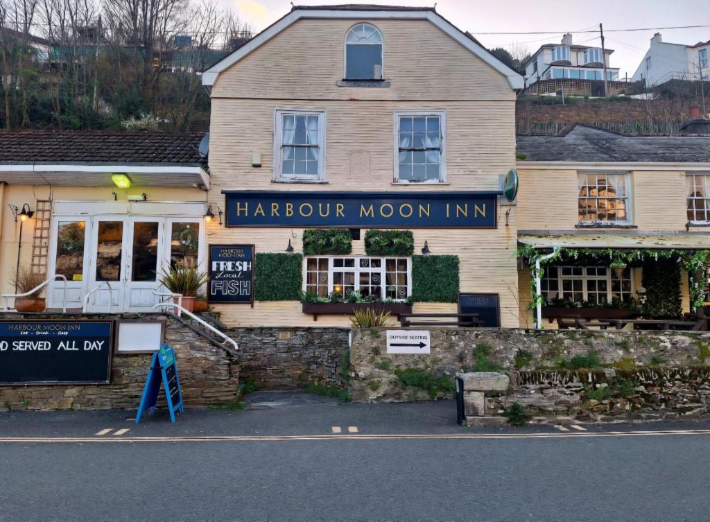 a harpoon moon inn on the side of a street at Harbour Moon Inn in Looe