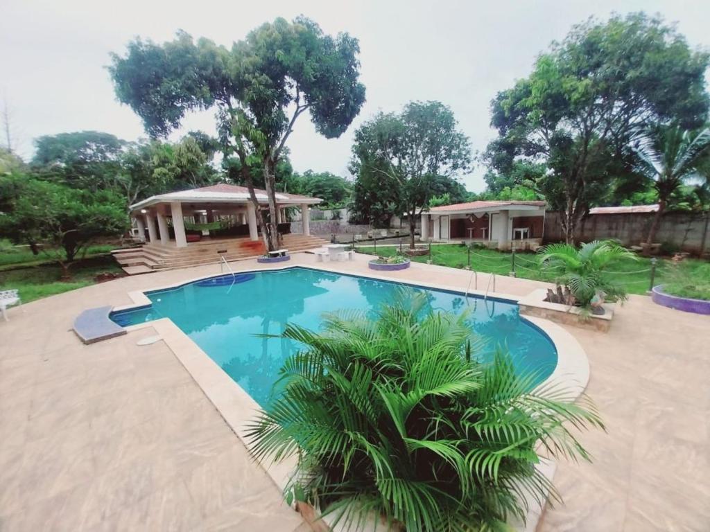 a large swimming pool with a gazebo at Quinta Los Guacamayos in El Picacho