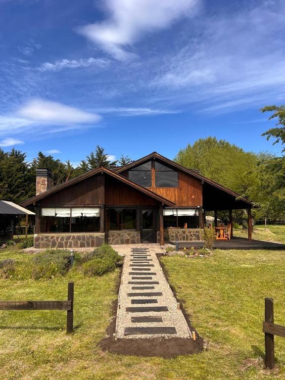 a building with a pathway in front of it at Lodge Ruta 71 in Trevelín