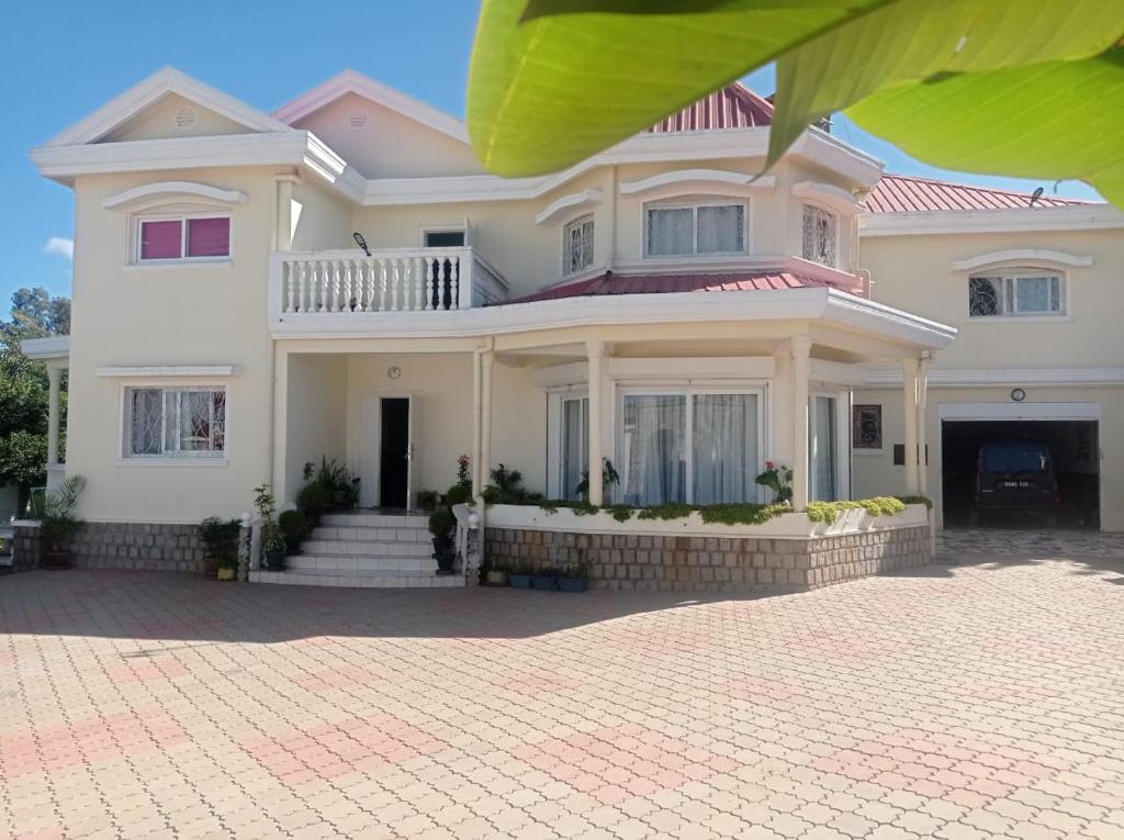 a large white house with a large driveway at Résidence Mialy in Manankasina