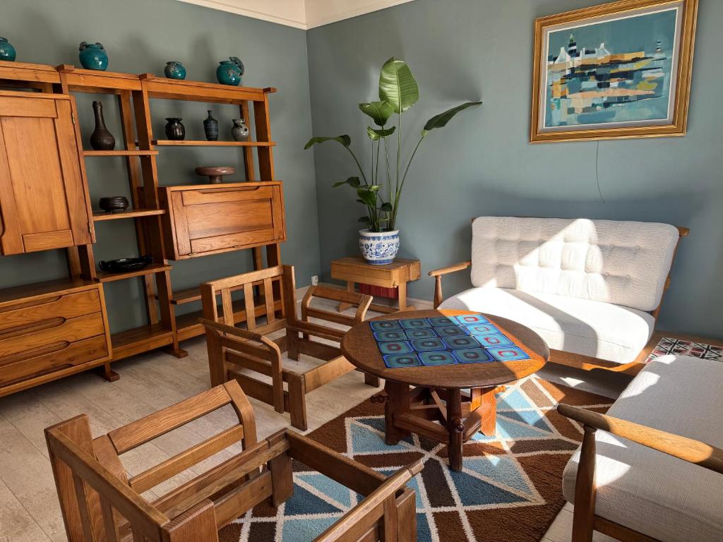 a living room with a couch and a table and chairs at TOUCY Vintage in Toucy