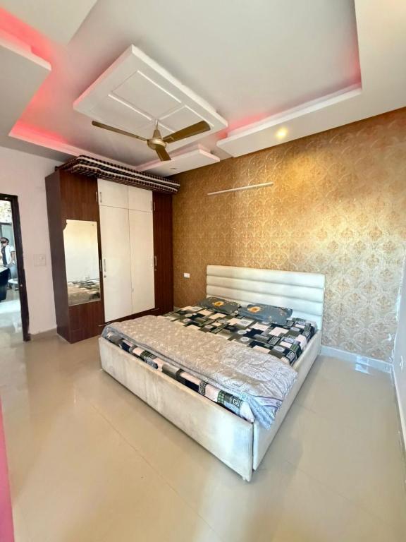 a bedroom with a bed in a room at Pradise in Mohali