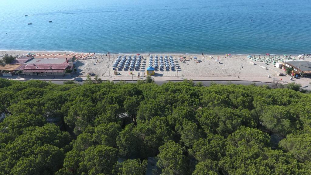 eine Luftansicht auf einen Strand und das Meer in der Unterkunft Villaggio Camping Lungomare in Cropani