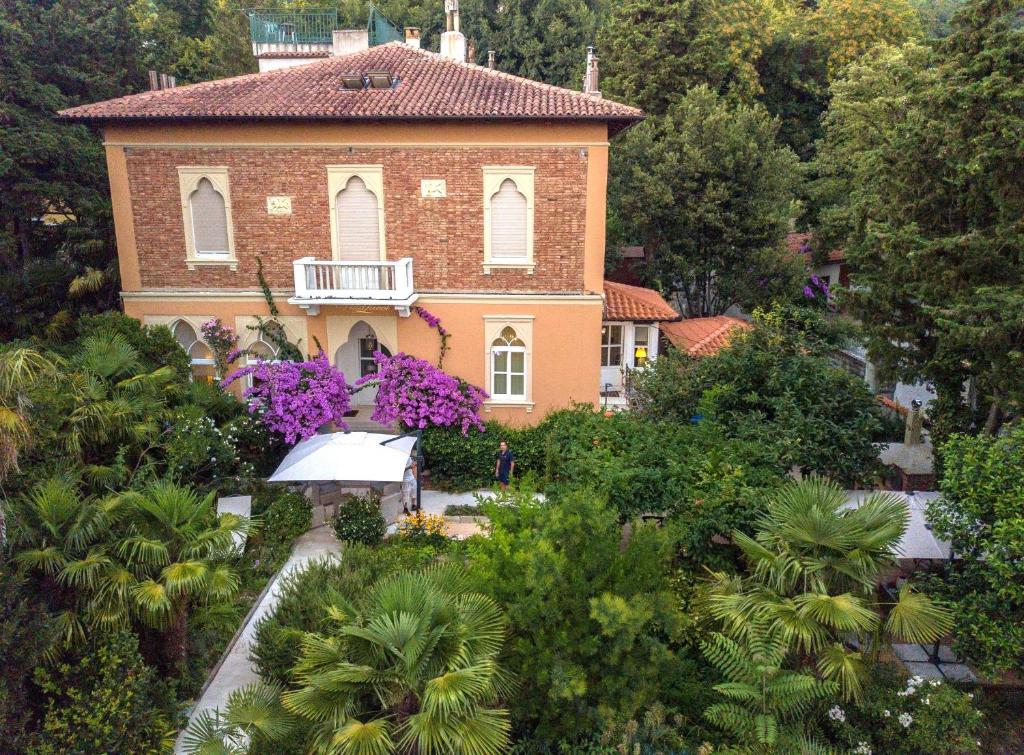 an aerial view of a house with trees and flowers at Luksuzni apartmaji v centru Portoroža z vrtom in parkiriščem - Luxury Apartments in Portoroz Center with Garden & Parking in Portorož