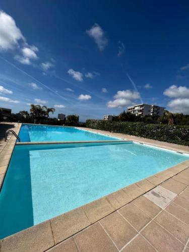 Appartement Familial pour couple avec 2 enfants avec Jardin piscine et parking
