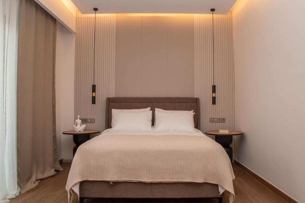 Ένα ή περισσότερα κρεβάτια σε δωμάτιο στο LUMINA Luxury Suites