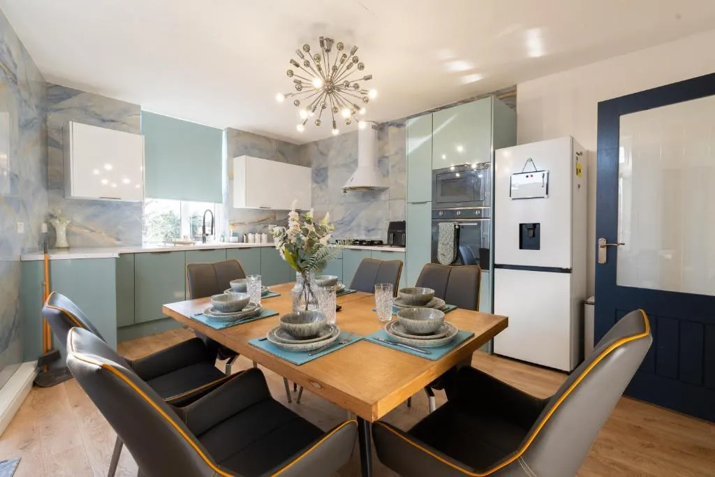 Warden Home-9 Guests-4 bedrooms-Near Etihad Stadium & CO-OP Arena - near Train Station & Bus Station