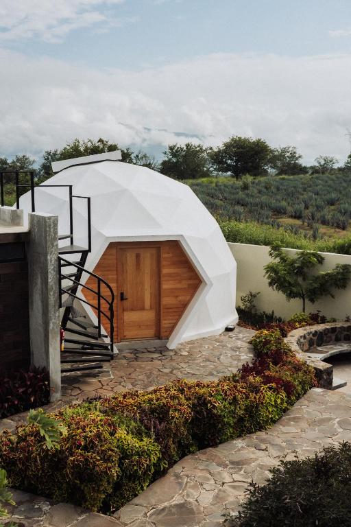 ein Kuppelhaus mit einer Holztür in der Unterkunft Ishak Glamping in Tequila