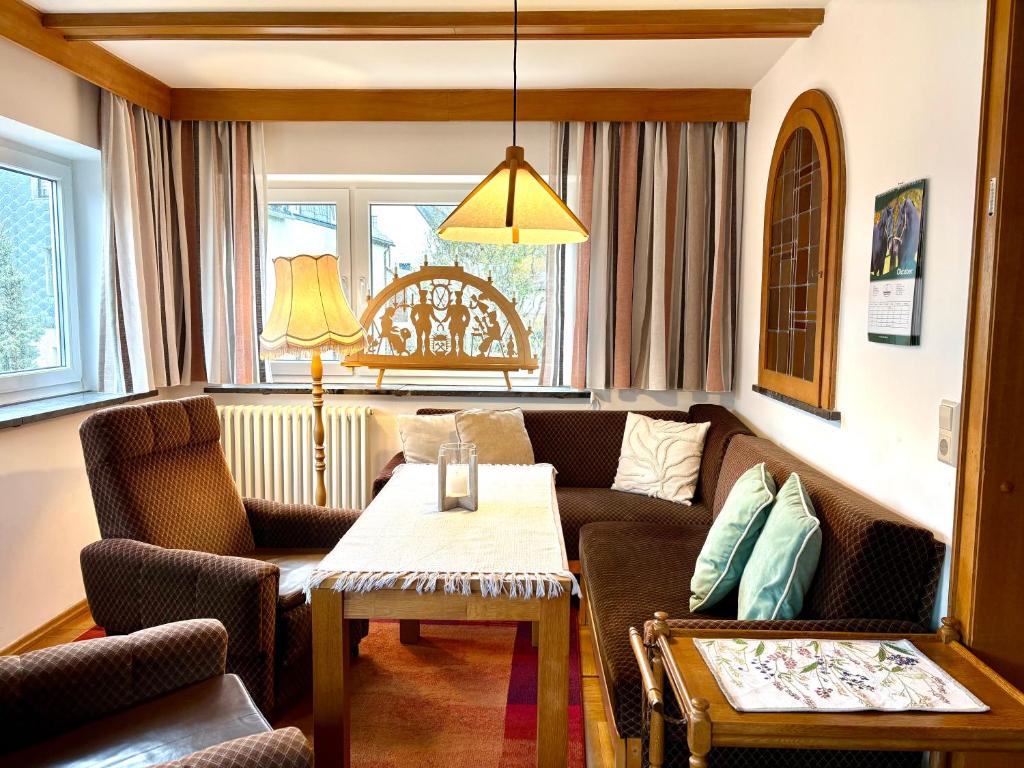 a living room with a couch and a table at Landhaus Büttner Altenberg, zentral, familienfreundlich, Skihang & Erlebnisberg fußläufig in Kurort Altenberg