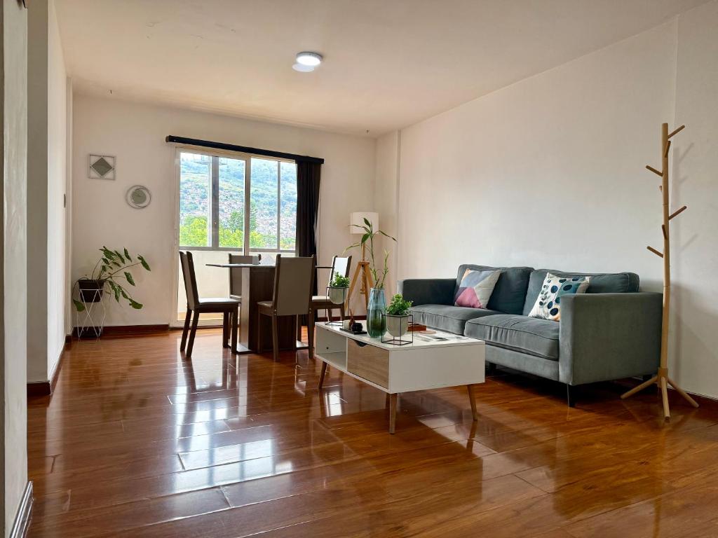 a living room with a couch and a table at Tequendama Amplio apto Cerca a clínicas in Cali