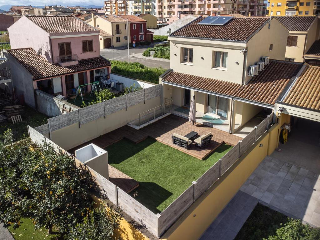 an aerial view of a house with a yard at Relax Stay - Camere e Appartamenti con Giardino in Quartu Sant'Elena