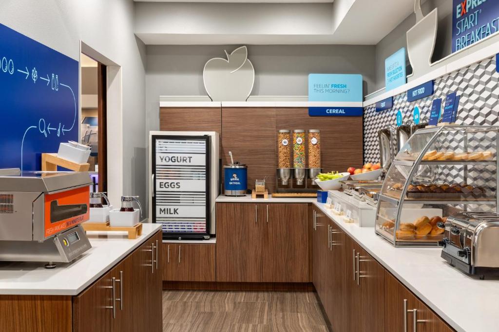 Holiday Inn Express Hotel & Suites Edmond by IHG photo