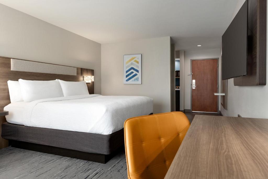 Holiday Inn Express Hotel & Suites Edmond by IHG photo