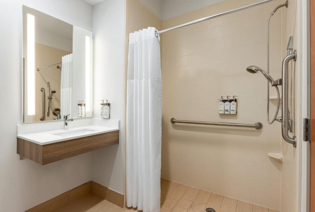 Holiday Inn Express Hotel & Suites Edmond by IHG photo