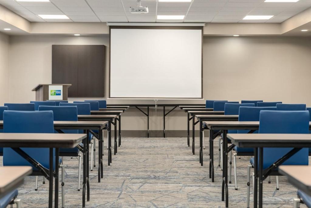 Holiday Inn Express Hotel & Suites Edmond by IHG photo
