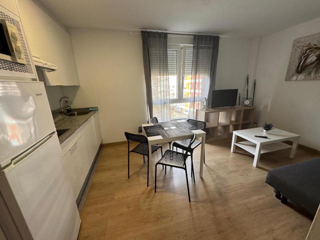 Una cocina y una sala de estar con mesa y sillas. en LUGO Stay, en Lugo