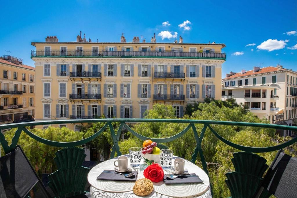 Le Magenta - Modern Apartment with Balcony - Happy Rentals