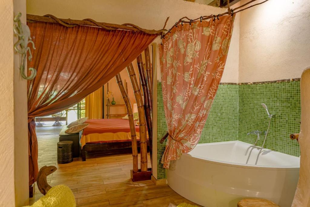 Unique 3BR Garden Retreat 2 Bungalows - photo 11 - Moorea, Polynésie