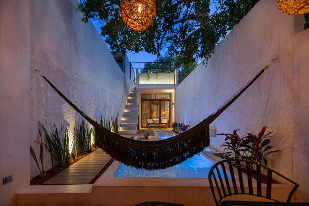 a hammock in the courtyard of a house at Casa Calma 45 in Mérida