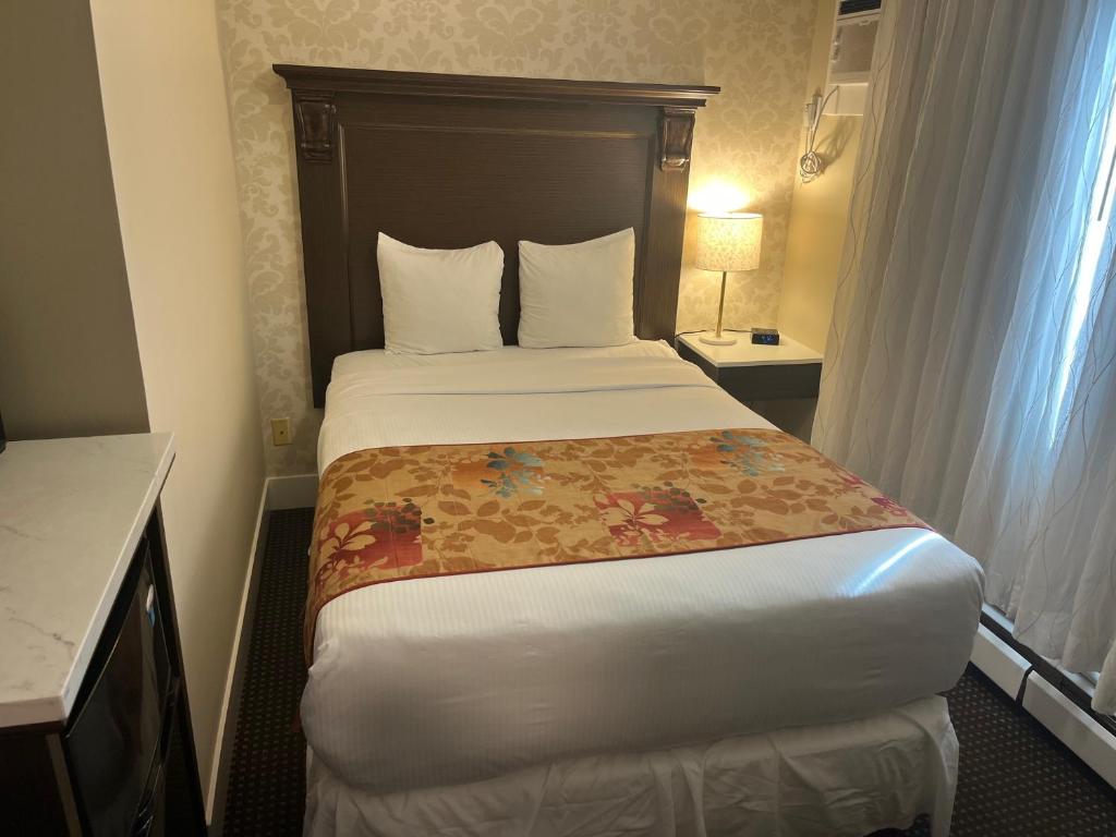 a bedroom with a large bed in a hotel room at Arbutus Inn in Victoria
