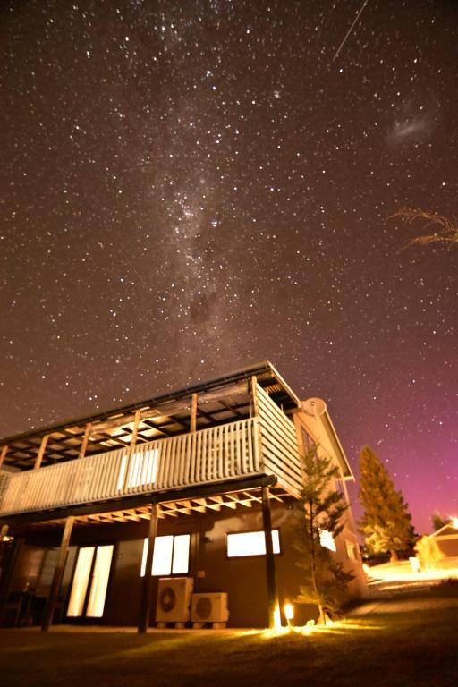 a cabin under a starry sky at night at Serene Star in Lake Tekapo