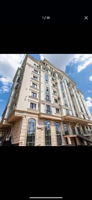 un alto edificio bianco con finestre sui lati di Apartament Chişinǎu a Chişinău