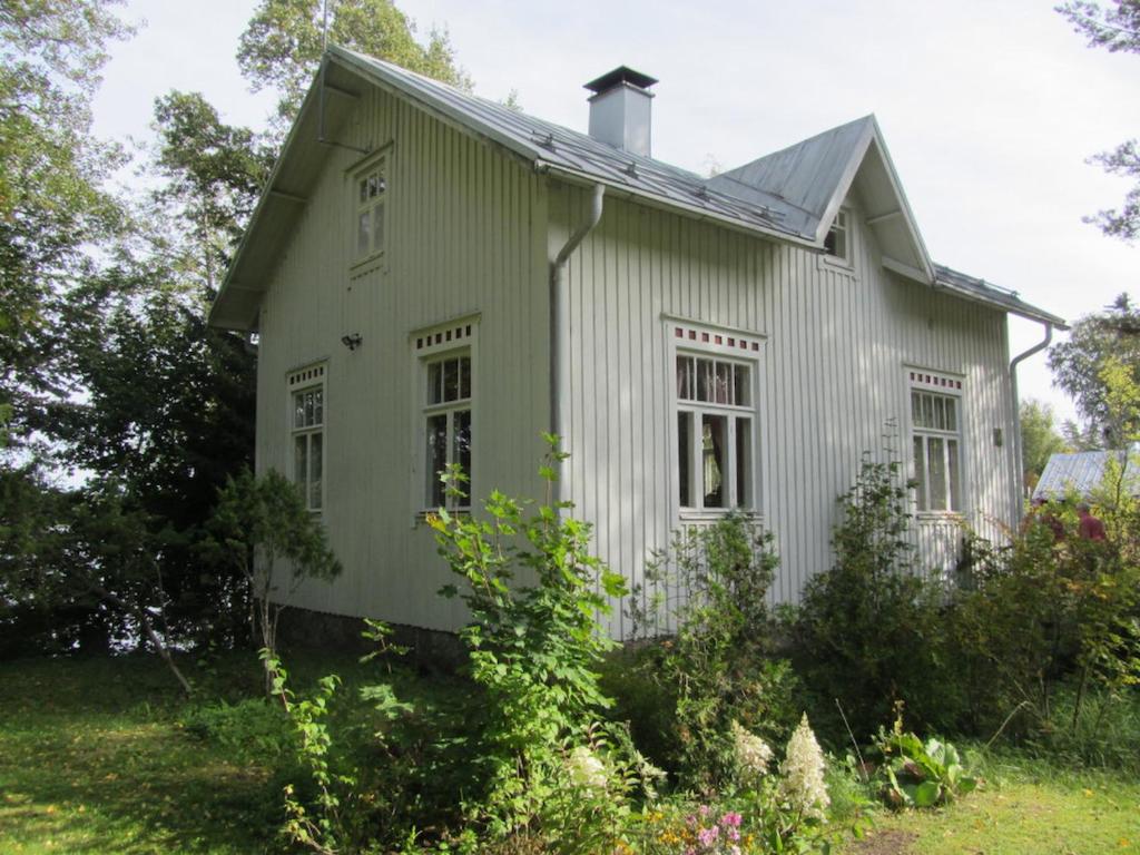 a white house with a green at Willa Tapala in Matildedal