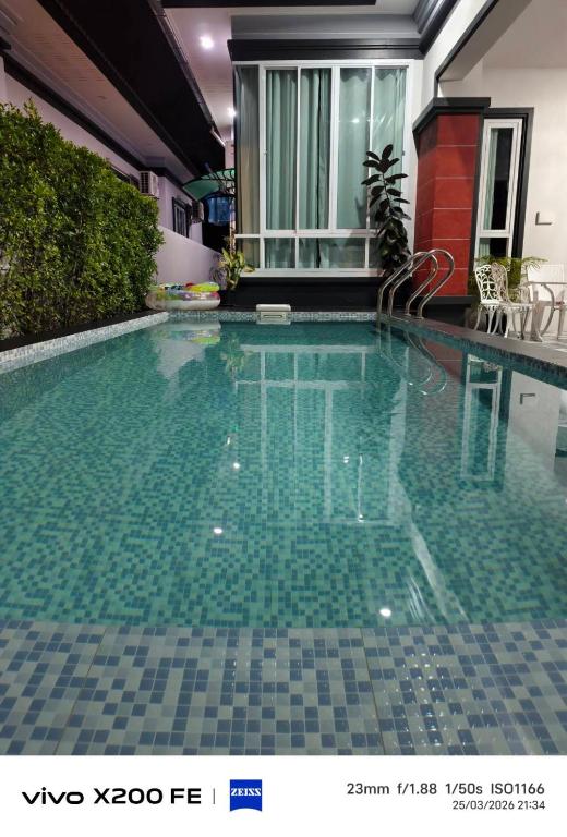 a large swimming pool with a tiled floor at Aroya Pool Villa Hatyai in Ban Thung Ri