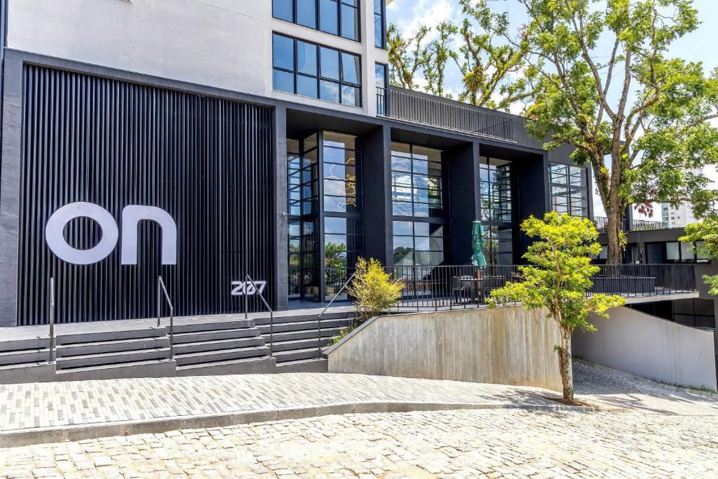 an office building with the am logo on it at Edificio ON in Blumenau