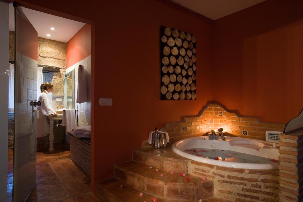 Hospedería Señorío de Briñas - Jacuzzi privado en la habitación en Briñas