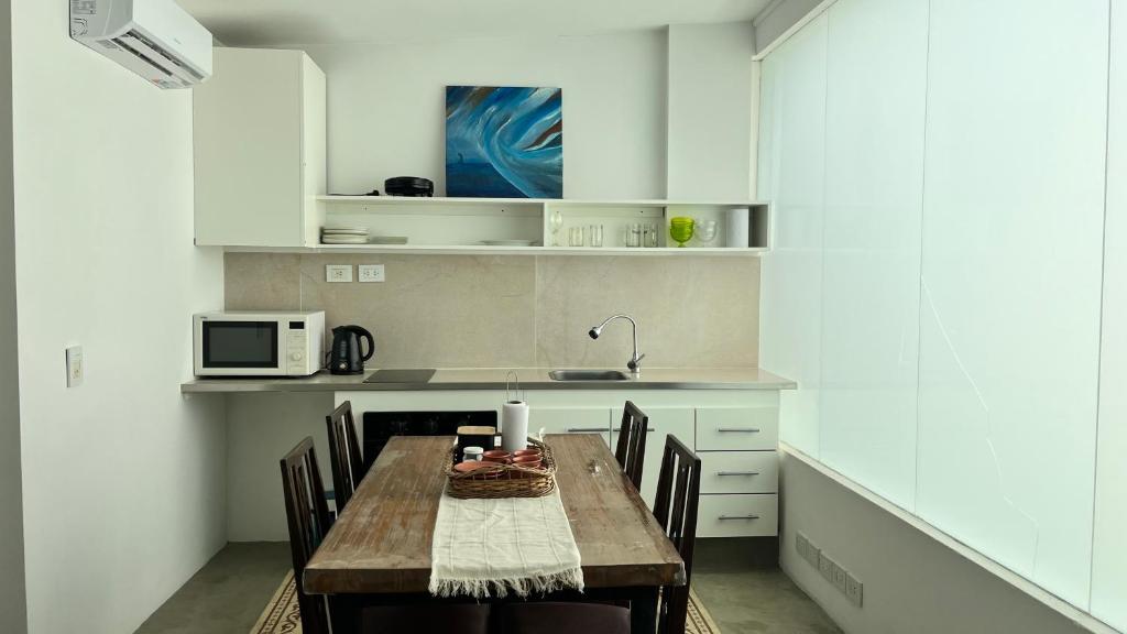 a kitchen with a wooden table and chairs at DEPARTAMENTO dos dormitorios en Martinez, cercano a CABA, zona clinicas y oficinas, con AA y Wifi, ideal familias in Martínez