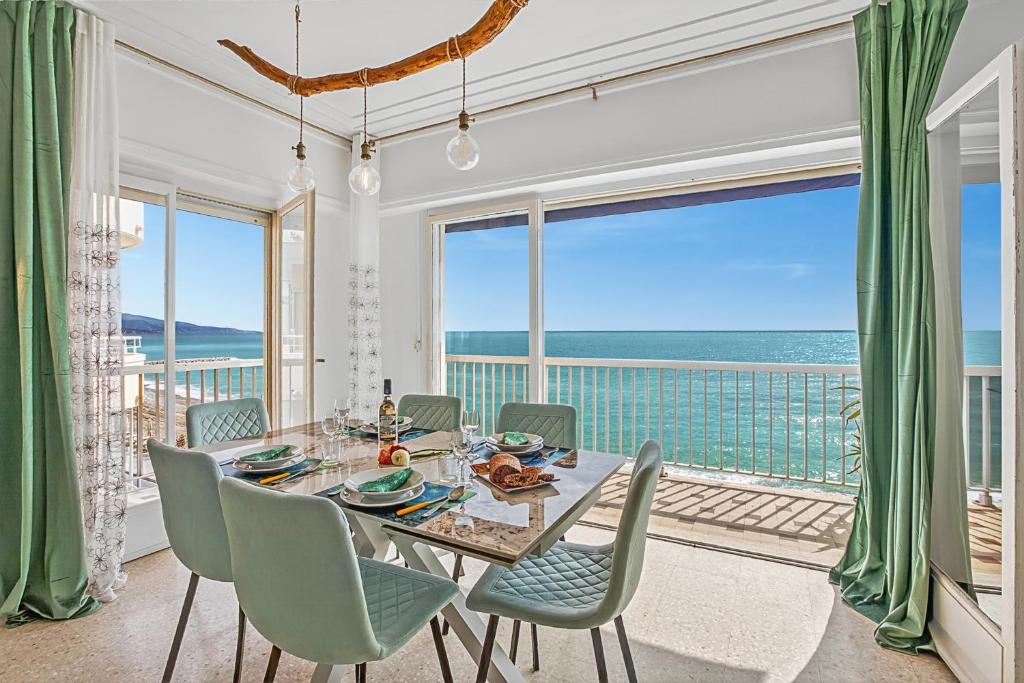 Holiday On The Sea - Seafront Apt - Happy Rentals
