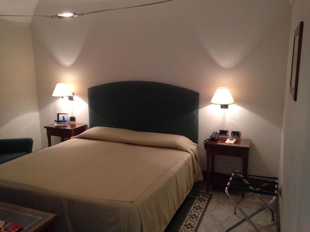 Postel nebo postele na pokoji v ubytování Hotel Flora