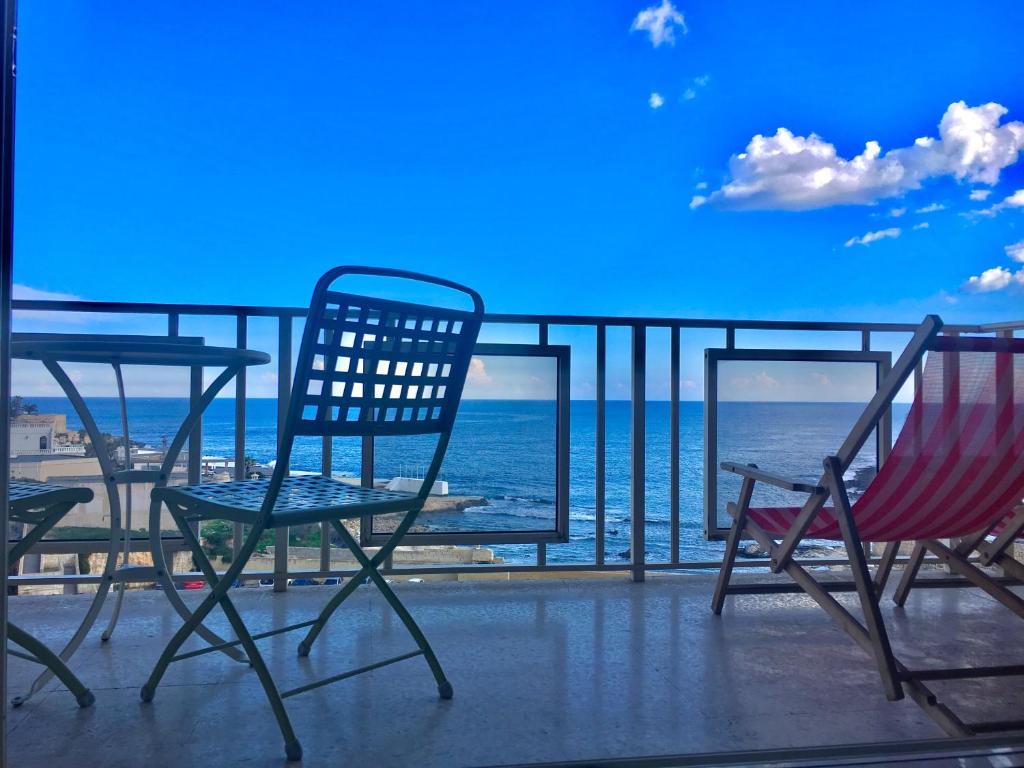2 sillas y una mesa en un balcón con vistas al océano en Sea-mist luxury escape, en San Julián
