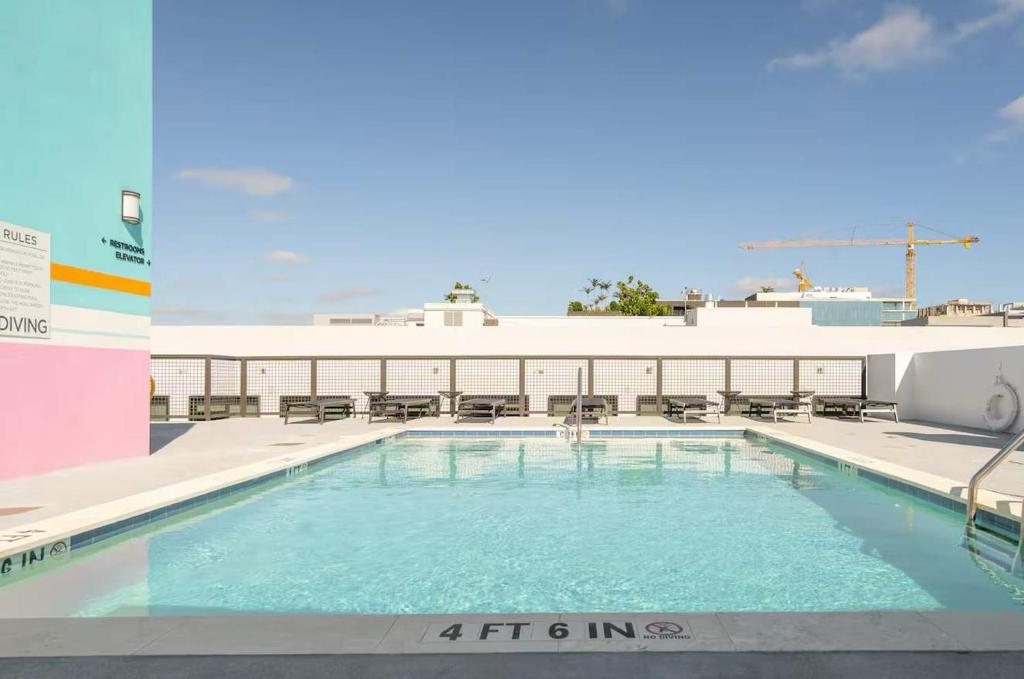 a swimming pool on top of a building at Voy House Wynwood with Rooftop Pool in Miami