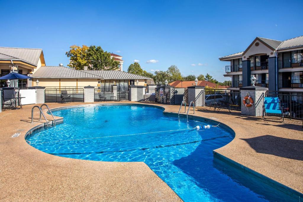 a swimming pool at a apartment complex at Quality Inn Branson On the Strip in Branson