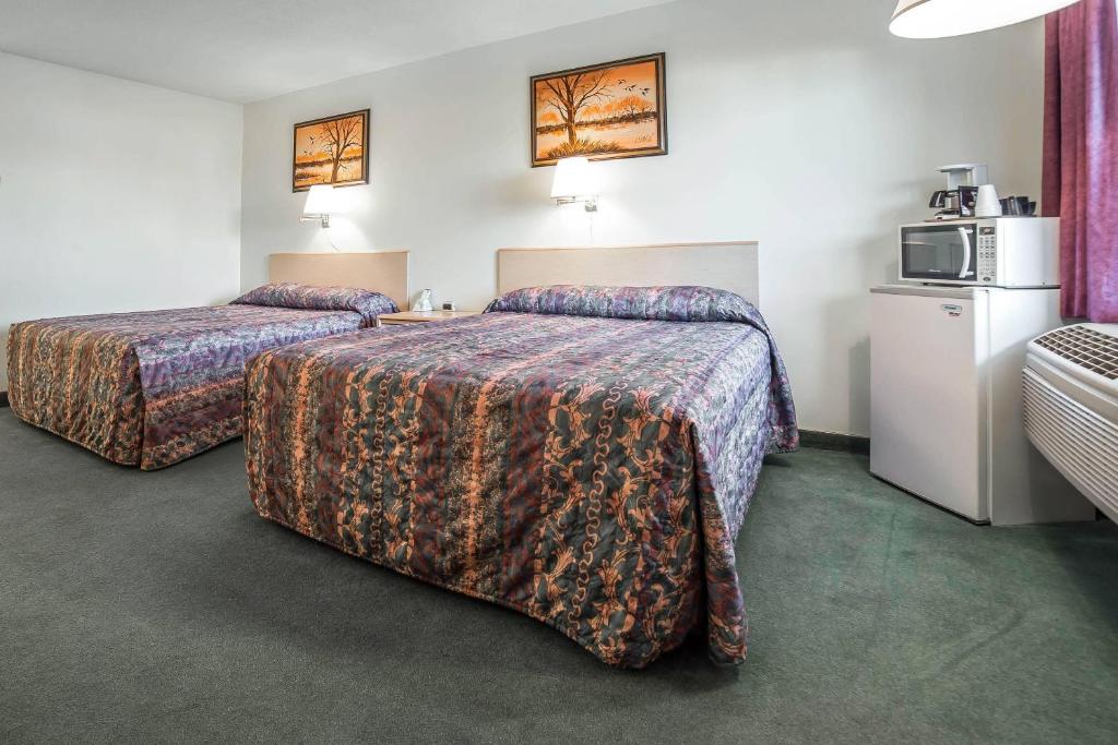 Кровать или кровати в номере Rodeway Inn Boardman - Hermiston