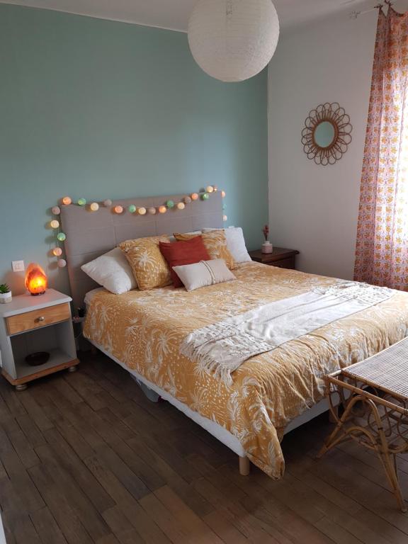 a bedroom with a bed with a headboard at Chambre double chez l'habitant proche du circuit in Le Mans