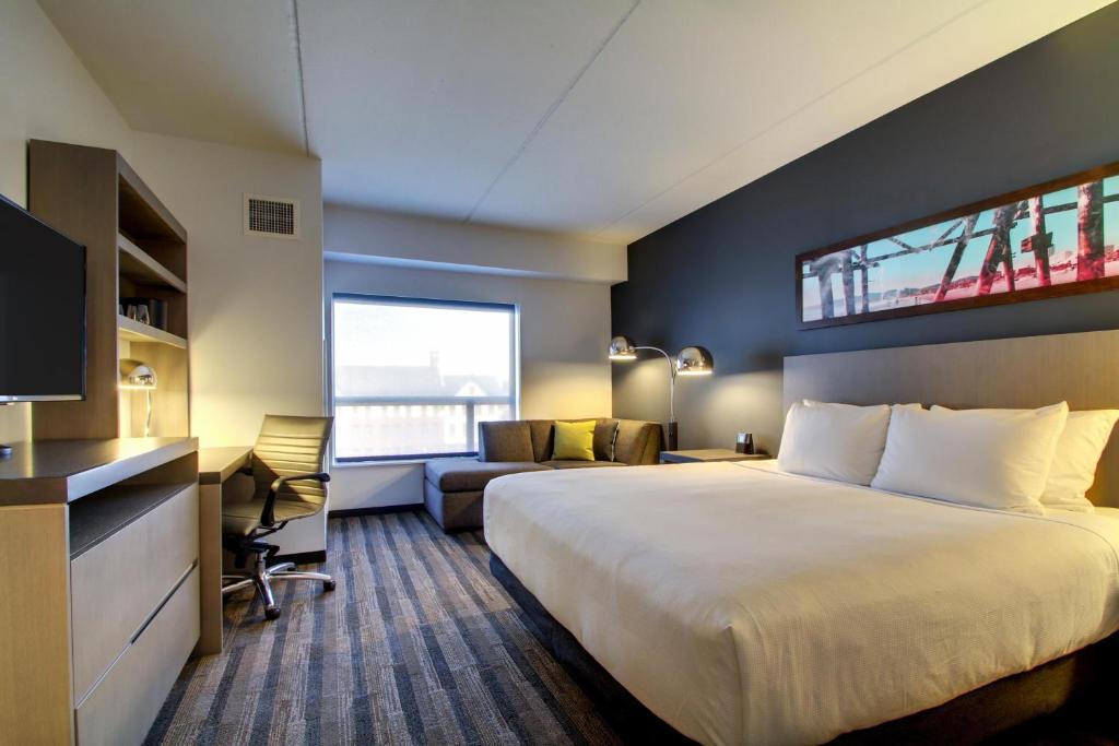 Hyatt House Chicago/Evanston - King Room With Roll-In Shower - Disability Access